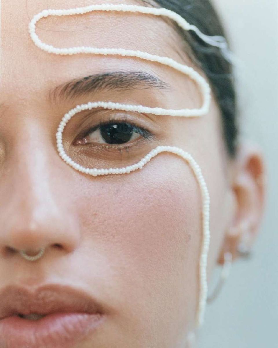 Portrait with a pearl thread tracing the contours of the face